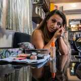 Mentre Genny si trucca per prepararsi all�esibizione, ci racconta la storia della sua famiglia